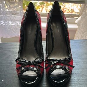 Jones New York women’s heels. Scotch Plaid w/Patent Leather. 4”. Sz 7M. NWOB.